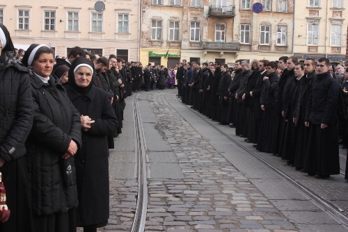Вулицями Львова проходила молитовна хресна хода.(ФОТО) Вулицями Львова проходила молитовна хресна хода.(ФОТО)